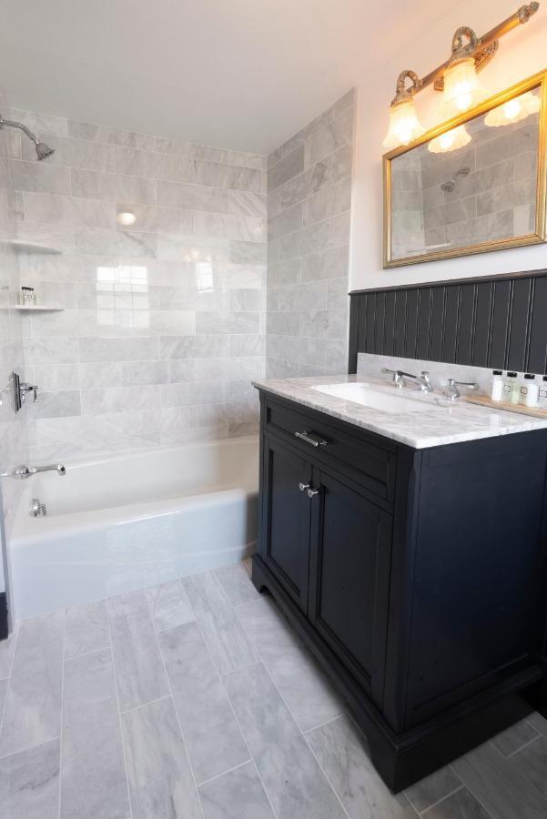 Addison Choate Hotel 3*